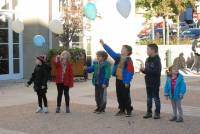 Certains enfants, plus patients, ont lâché leurs ballons à l&#039;heure prévue.