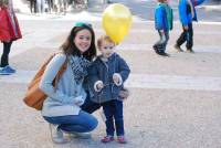 La mignonne Emma et son ballon jaune.