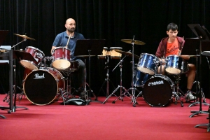 Saint-Maurice-de-Lignon : les percussionnistes sur la scène de la salle Latour-Maubourg