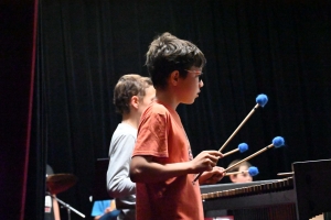 Saint-Maurice-de-Lignon : les percussionnistes sur la scène de la salle Latour-Maubourg