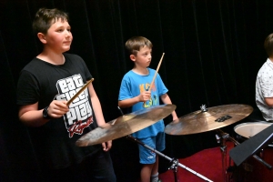 Saint-Maurice-de-Lignon : les percussionnistes sur la scène de la salle Latour-Maubourg