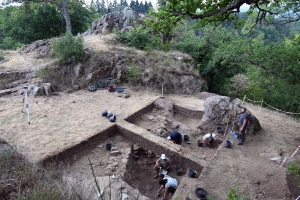 Monistrol-sur-Loire : de nouvelles fouilles archéologiques et de nouvelles découvertes au Château-Vieux (vidéo)