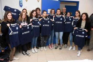 Montfaucon-en-Velay : trois jeux de maillots de foot, trois couleurs différentes