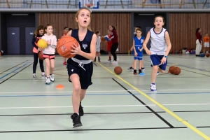 Retournac : 54 jeunes basketteurs de Haute-Loire en stage au gymnase