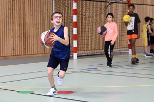 Retournac : 54 jeunes basketteurs de Haute-Loire en stage au gymnase