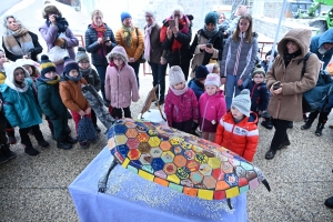 Dunières : que fait cette tortue devant le cinéma ?