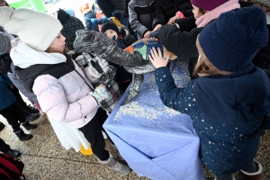 Dunières : que fait cette tortue devant le cinéma ?