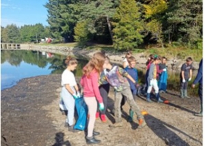 Le Chambon-sur-Lignon : des collégiens ramassent les déchets à la Plage