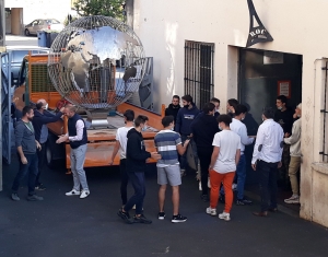 Bas-en-Basset : un globe terrestre géant fabriqué par des lycéens à l&#039;esplanade Fontbonne