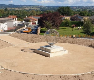 Bas-en-Basset : un globe terrestre géant fabriqué par des lycéens à l&#039;esplanade Fontbonne