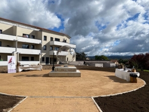 Bas-en-Basset : un globe terrestre géant fabriqué par des lycéens à l&#039;esplanade Fontbonne