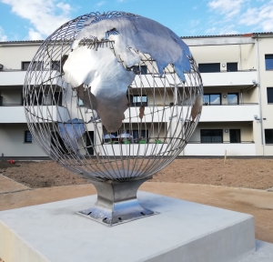 Bas-en-Basset : un globe terrestre géant fabriqué par des lycéens à l&#039;esplanade Fontbonne