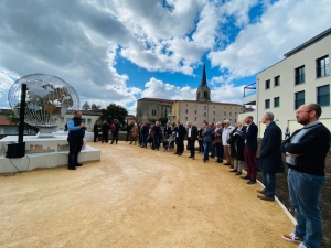 Bas-en-Basset : un globe terrestre géant fabriqué par des lycéens à l&#039;esplanade Fontbonne