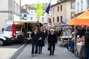 Un dimanche à flâner sur la Foire des Pâquerettes à Retournac