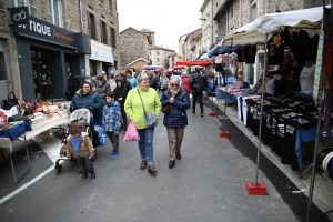 Un dimanche à flâner sur la Foire des Pâquerettes à Retournac