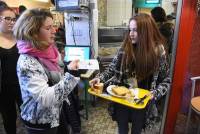 Un collecteur de pain à la cantine de l’Ensemble scolaire catholique