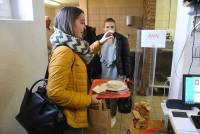 Un collecteur de pain à la cantine de l’Ensemble scolaire catholique