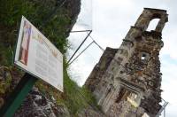 Des grilles ont été installées fin mai devant l&#039;accès des ruines de la chapelle.