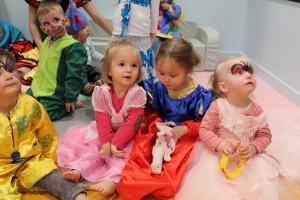 Bas-en-Basset : les enfants de la crèche fêtent Mardi-Gras déguisés et maquillés