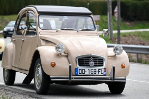 Onze voitures 2CV en goguette en Haute-Loire