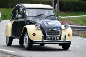 Onze voitures 2CV en goguette en Haute-Loire