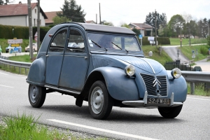 Onze voitures 2CV en goguette en Haute-Loire