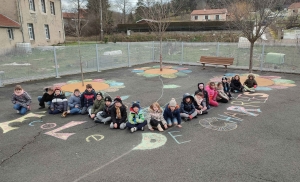 Retournac : les écoliers de Charrées jouent les artistes dans la cour