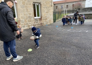 La classe de petite section de Grazac  découvre le ballon ovale