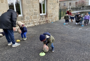 La classe de petite section de Grazac  découvre le ballon ovale