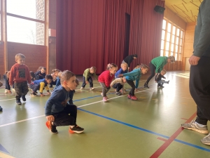 La classe de petite section de Grazac  découvre le ballon ovale