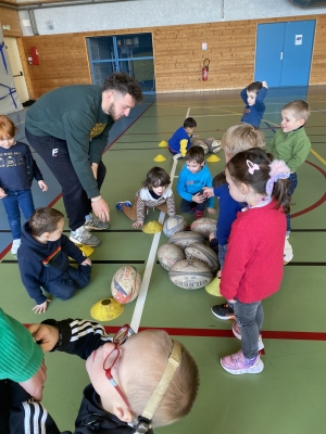 La classe de petite section de Grazac  découvre le ballon ovale