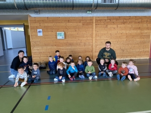 La classe de petite section de Grazac  découvre le ballon ovale