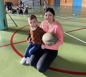 La classe de petite section de Grazac  découvre le ballon ovale