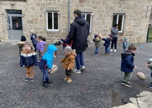 La classe de petite section de Grazac  découvre le ballon ovale