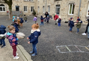 La classe de petite section de Grazac  découvre le ballon ovale