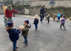 La classe de petite section de Grazac  découvre le ballon ovale