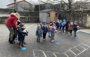 La classe de petite section de Grazac  découvre le ballon ovale