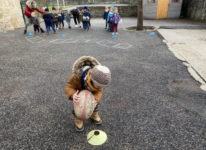 La classe de petite section de Grazac  découvre le ballon ovale