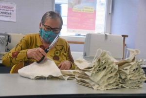 Sainte-Sigolène : 8 bénévoles préparent 2500 masques dans la journée (vidéo)