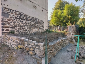 Saint-Julien-du-Pinet : peinture et réfection de mur réalisées par des jeunes