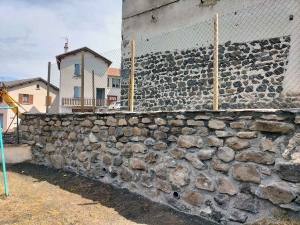 Saint-Julien-du-Pinet : peinture et réfection de mur réalisées par des jeunes