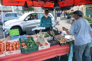 Lapte : la place occupée par un marché nocturne et la musique