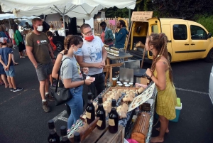 Lapte : la place occupée par un marché nocturne et la musique