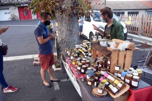 Lapte : la place occupée par un marché nocturne et la musique