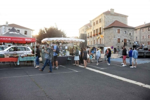 Lapte : la place occupée par un marché nocturne et la musique