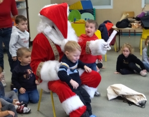 Le Père Noël en visite à l&#039;école publique de Bas-en-Basset