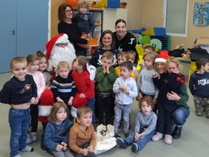 Le Père Noël en visite à l&#039;école publique de Bas-en-Basset