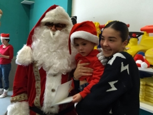 Le Père Noël en visite à l&#039;école publique de Bas-en-Basset