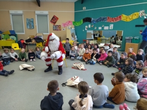 Le Père Noël en visite à l&#039;école publique de Bas-en-Basset