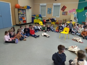 Le Père Noël en visite à l&#039;école publique de Bas-en-Basset